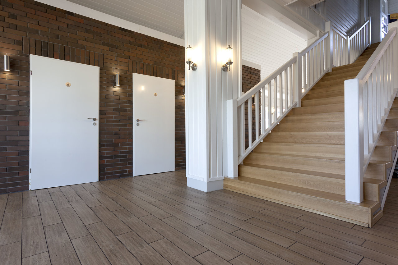 Elegant wood-look tiles for a stylish entrance area.