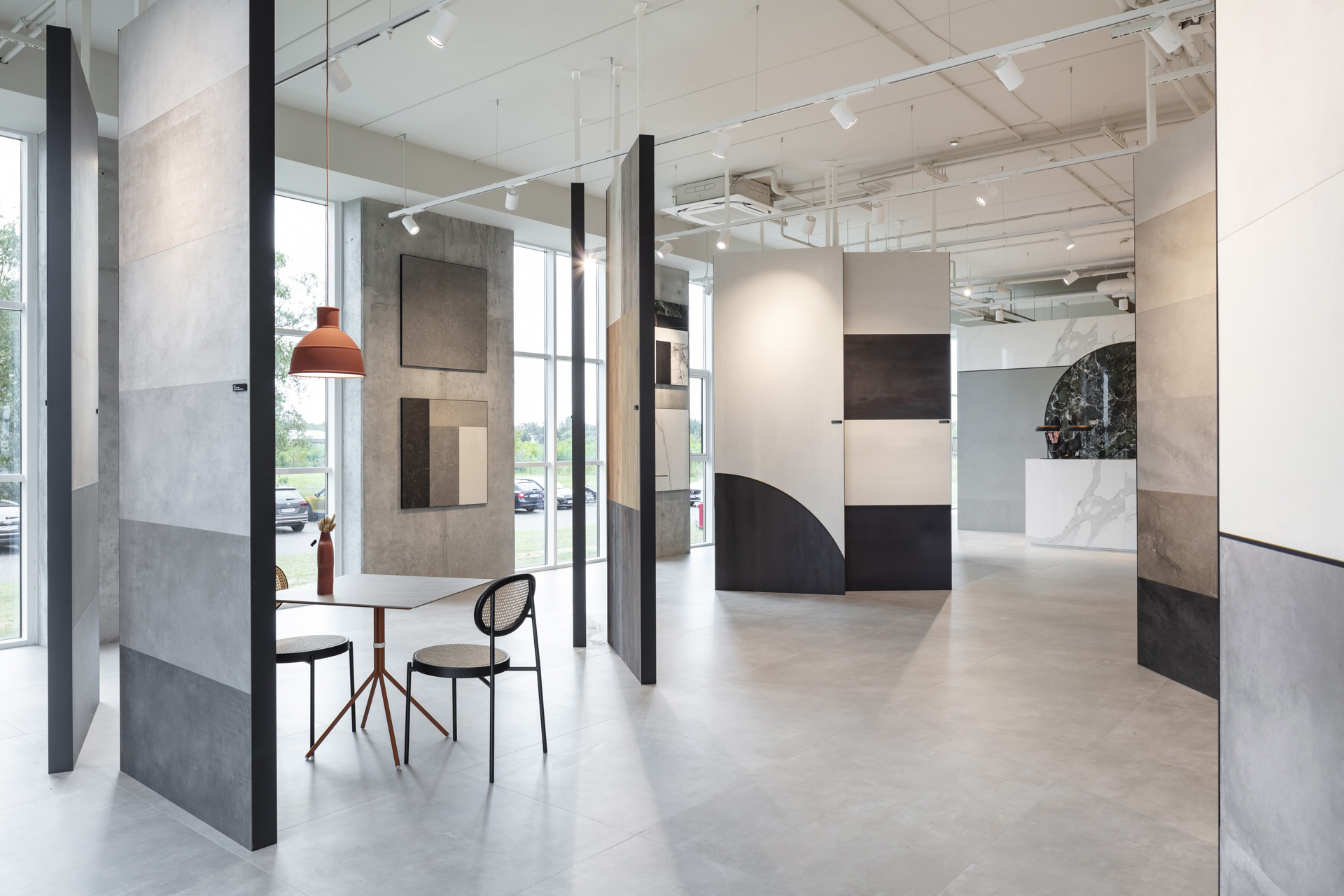 Premium Porcelaingres & Schöner Wohnen indoor/outdoor tile display.