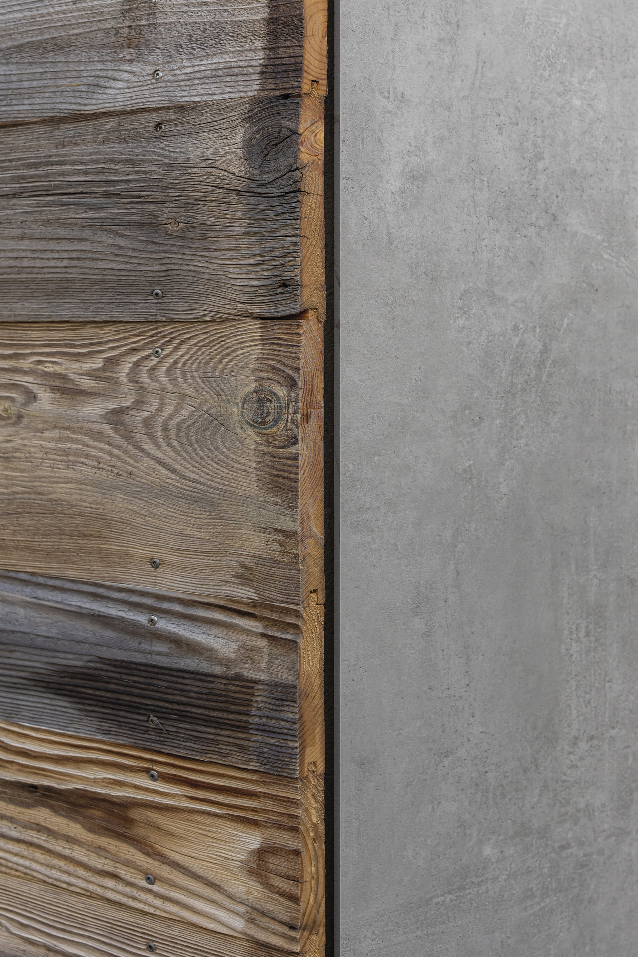 Reclaimed wood & grey concrete look mixed material tile.