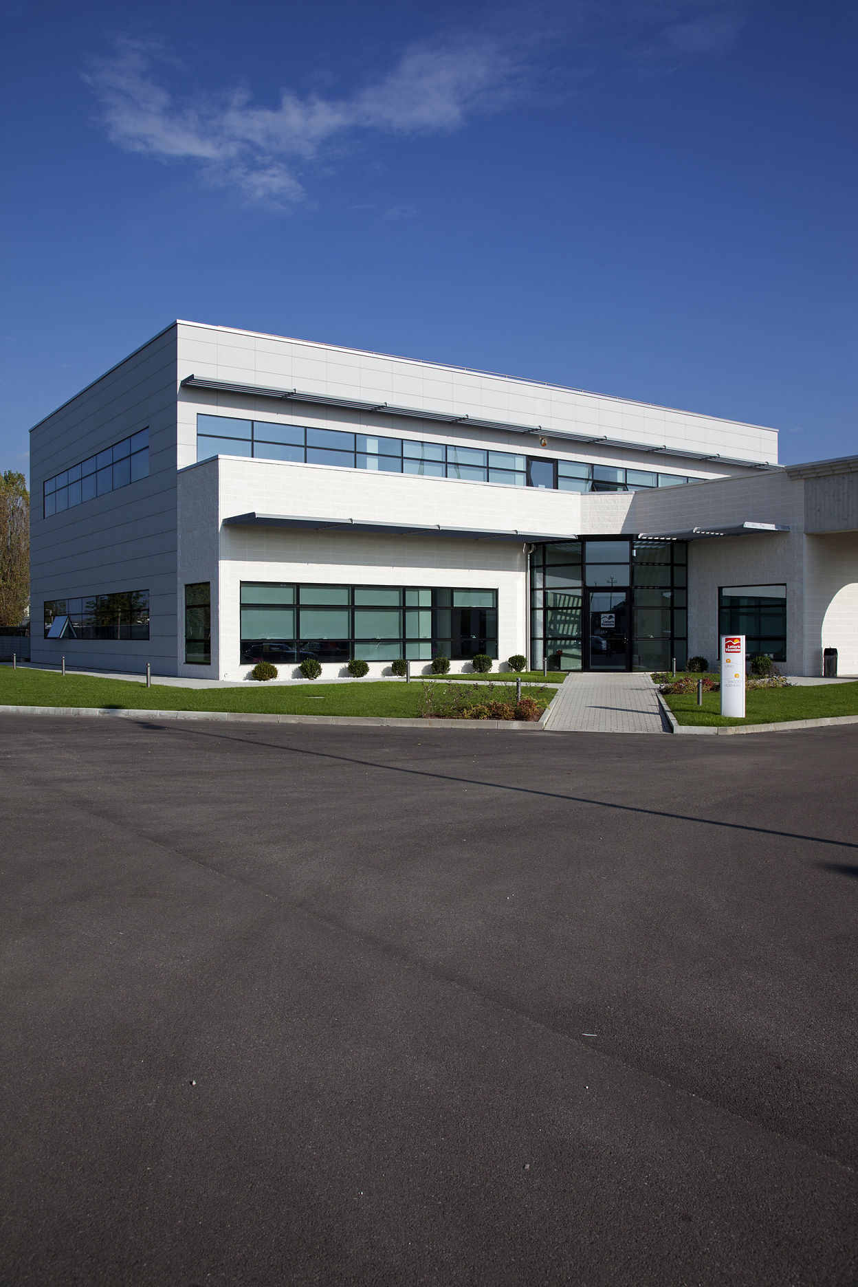 Modern juxornelvita.livepany building, manufacturer of high-quality tiles.