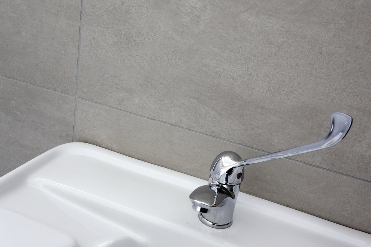 Modern grey wall tiles with fine texture in the bathroom.