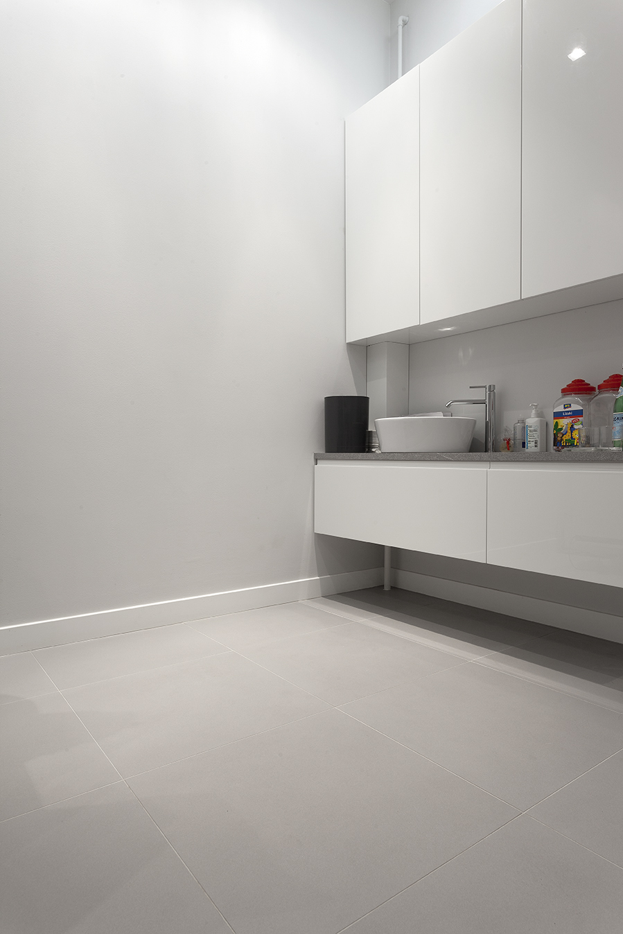 Large-format, light-grey floor tiles for a modern, bright ambiance.