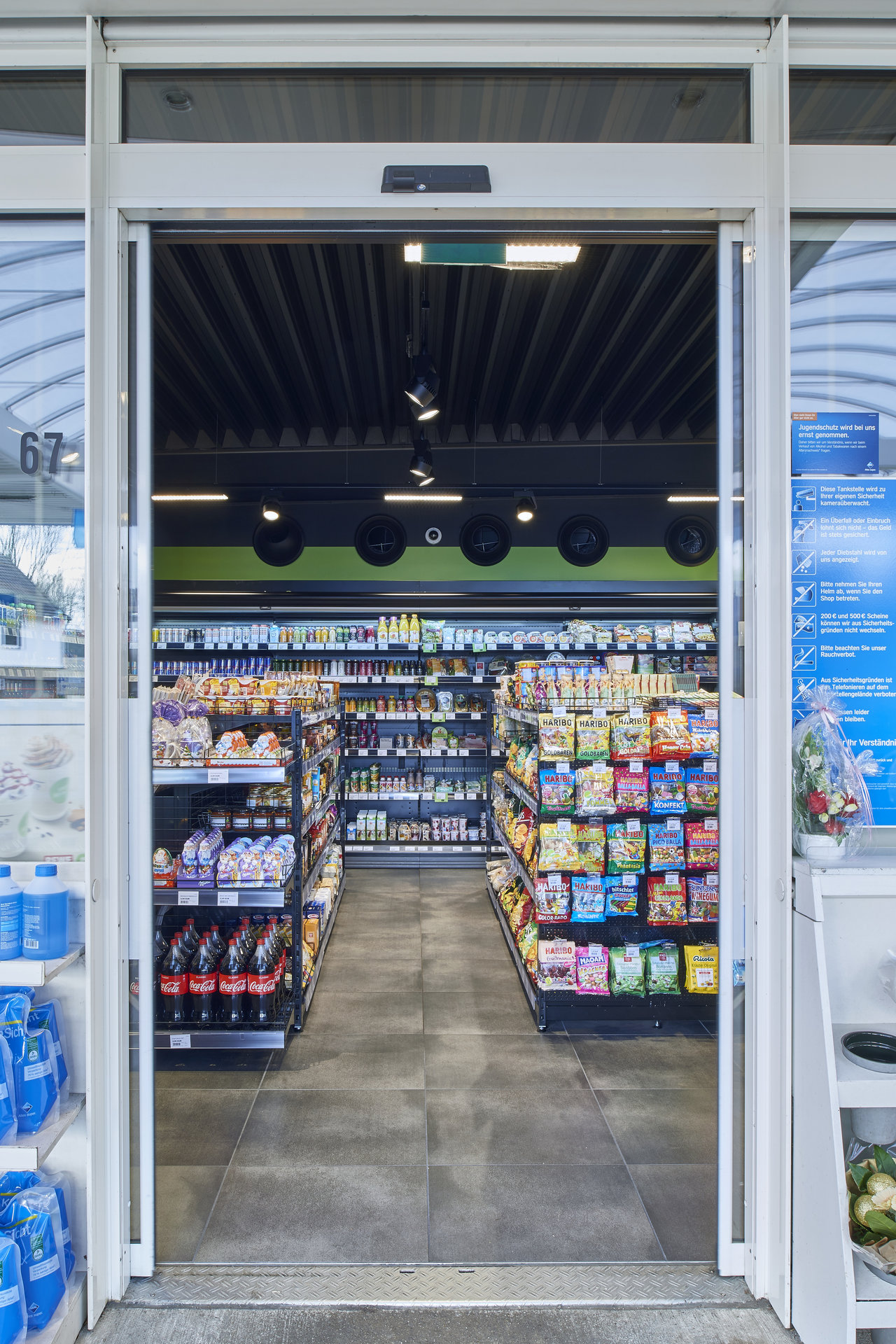 Large-format, dark floor tiles in a modern shop entrance.