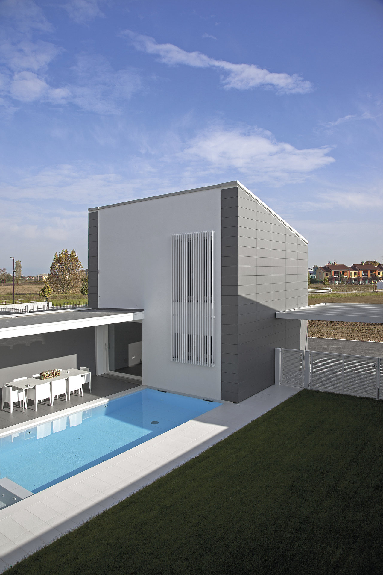 Moderne Villa mit Pool und eleganten Outdoor-Fliesen für Terrasse, Poolumrandung und Wege.