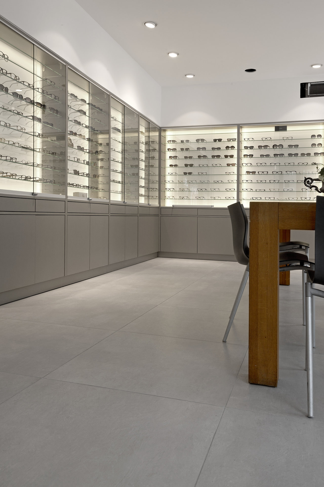 Elegant large-format light grey tiles, ideal for modern interiors.