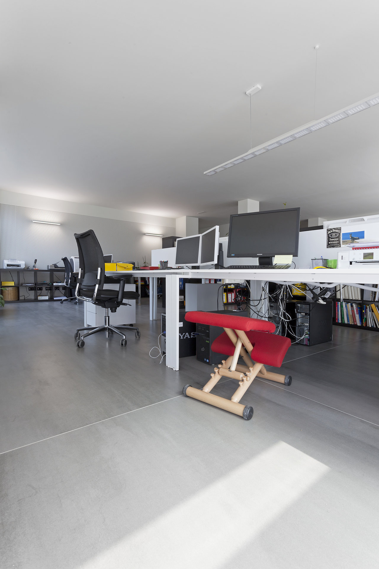 Modern office with light grey tiled floor, perfect for Porcelaingres & Schöner Wohnen tiles.