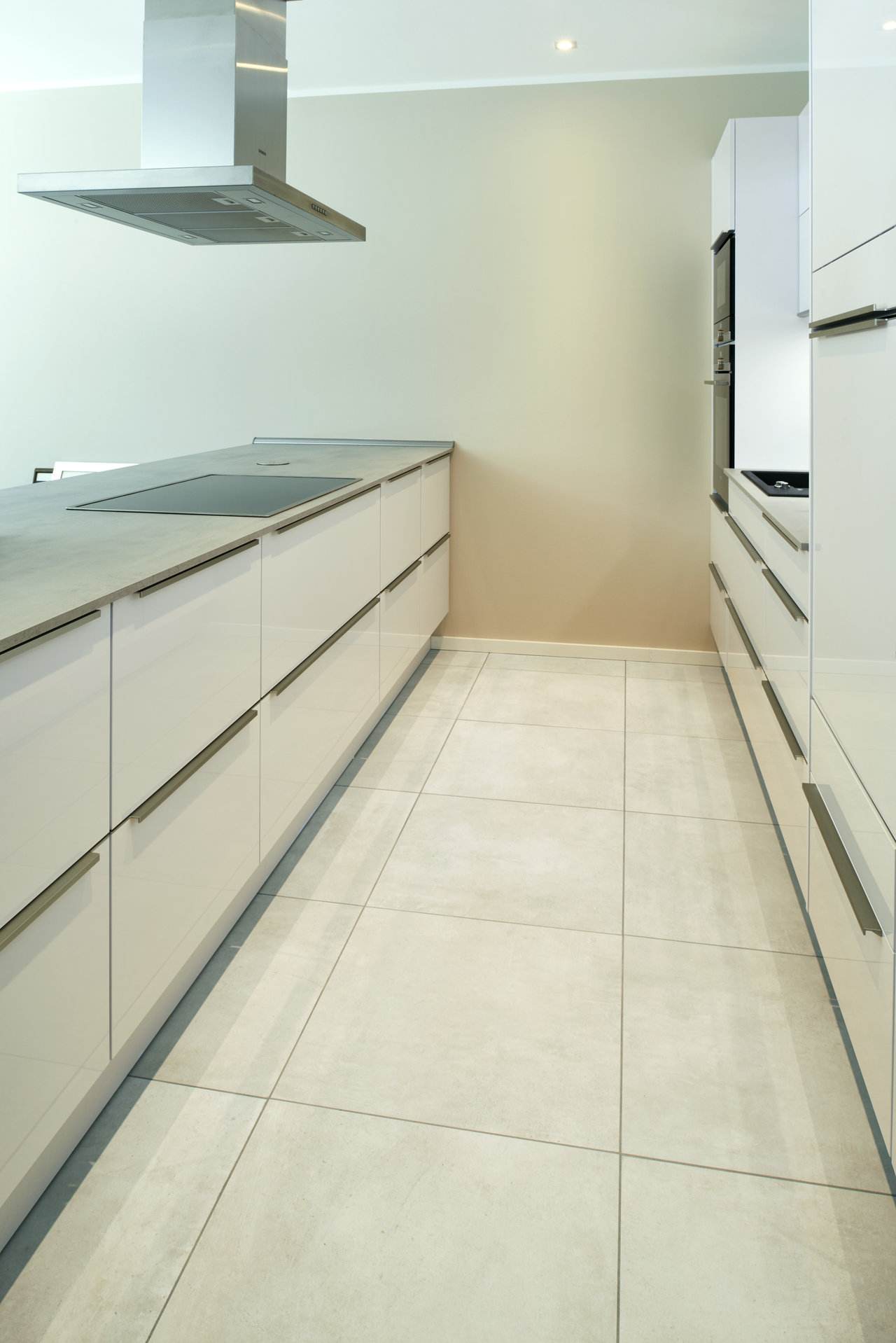 Timeless, light grey floor tiles in a stylish kitchen.