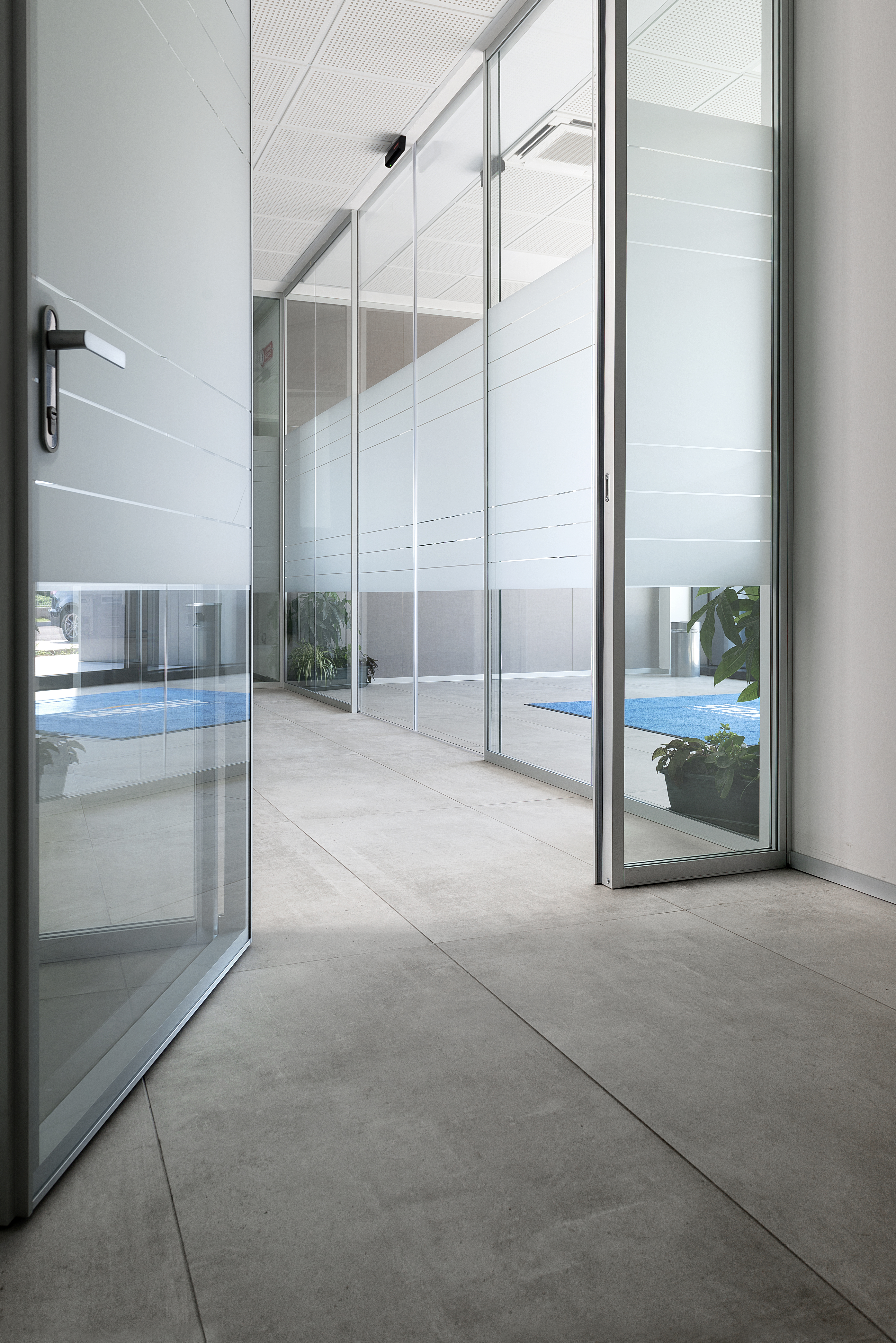 Large-format, light grey concrete-look tiles for modern interiors.