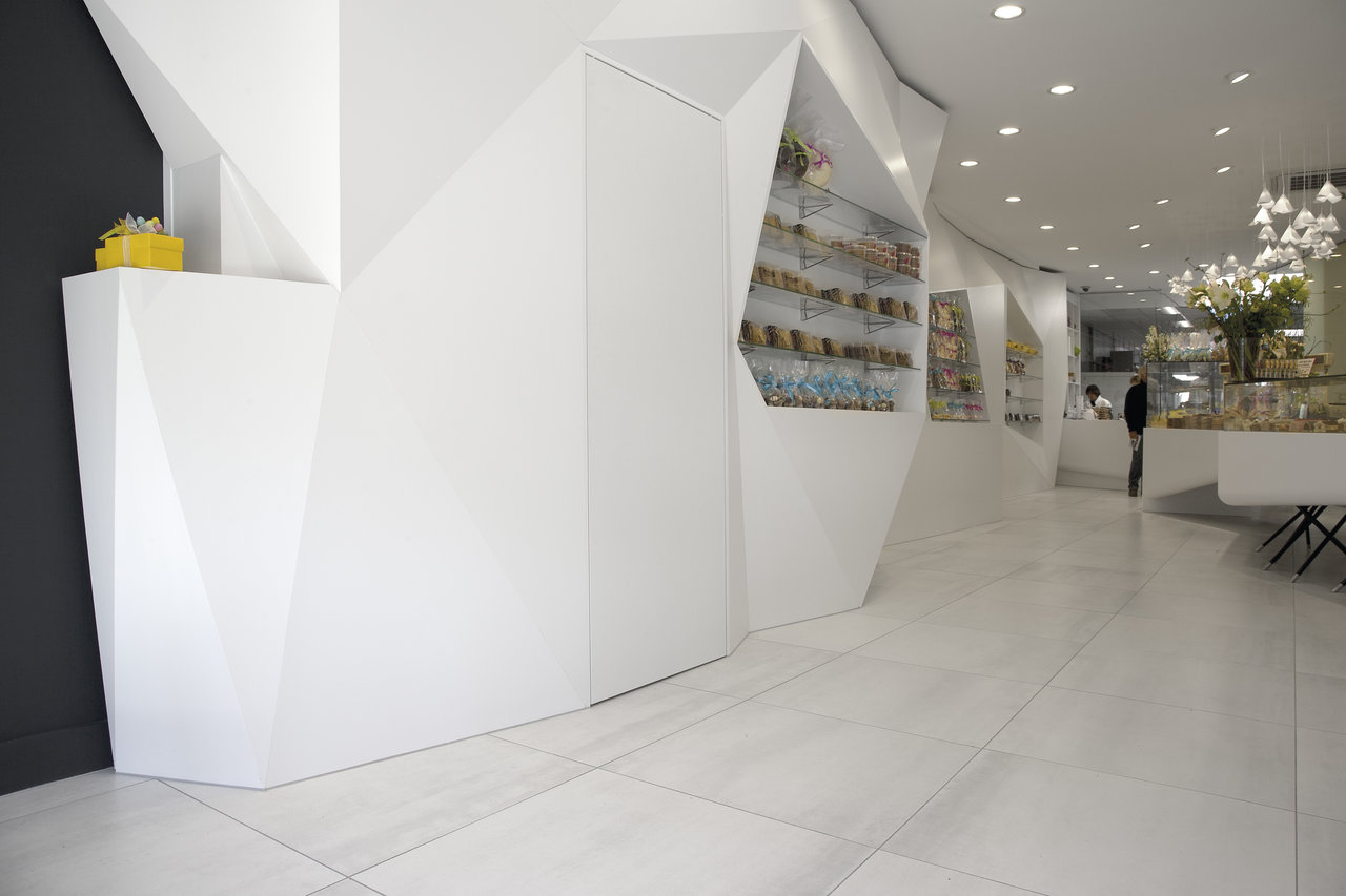 Large-format, light floor tiles in a modern, minimalist shop ambience.