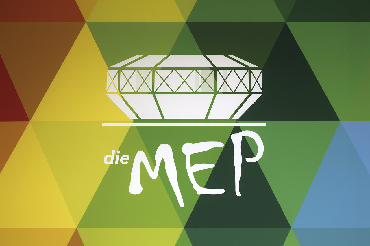 Logo "die MEP" with stylised building and coloured, geometric background.