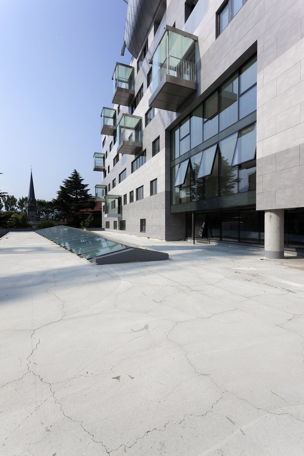 Modern architecture with spacious outdoor area, ideal for Porcelaingres outdoor tiles.