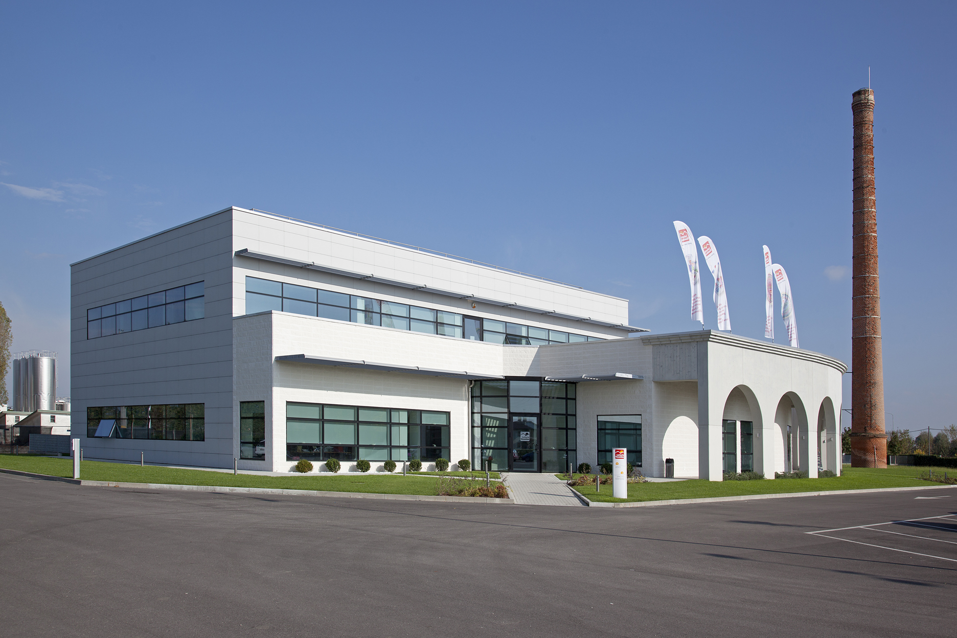 Porcelaingres Tile Factory: Modern production facility for high-quality indoor and outdoor tiles.