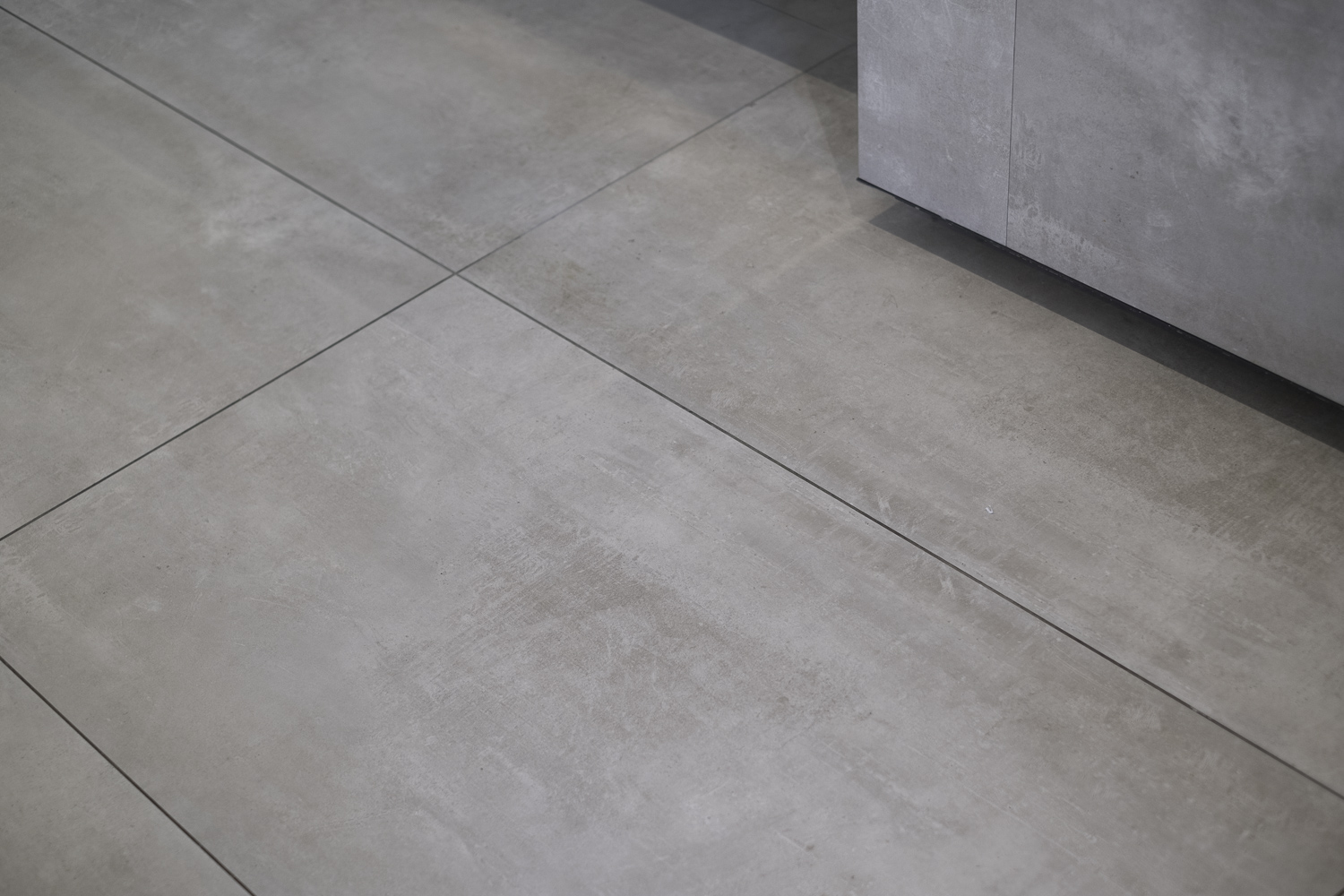 High-quality grey tiles with a modern concrete look.
