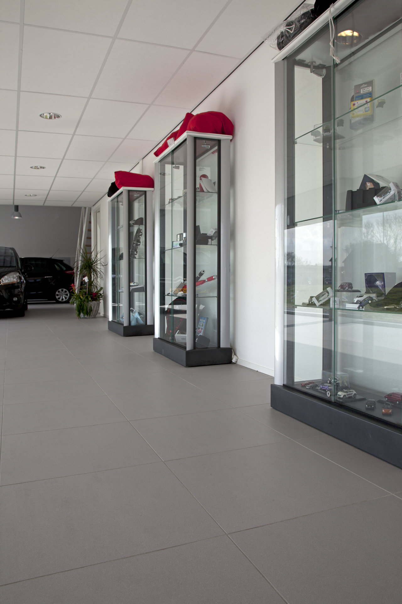 Modern, large-format grey floor tiles in a bright showroom.