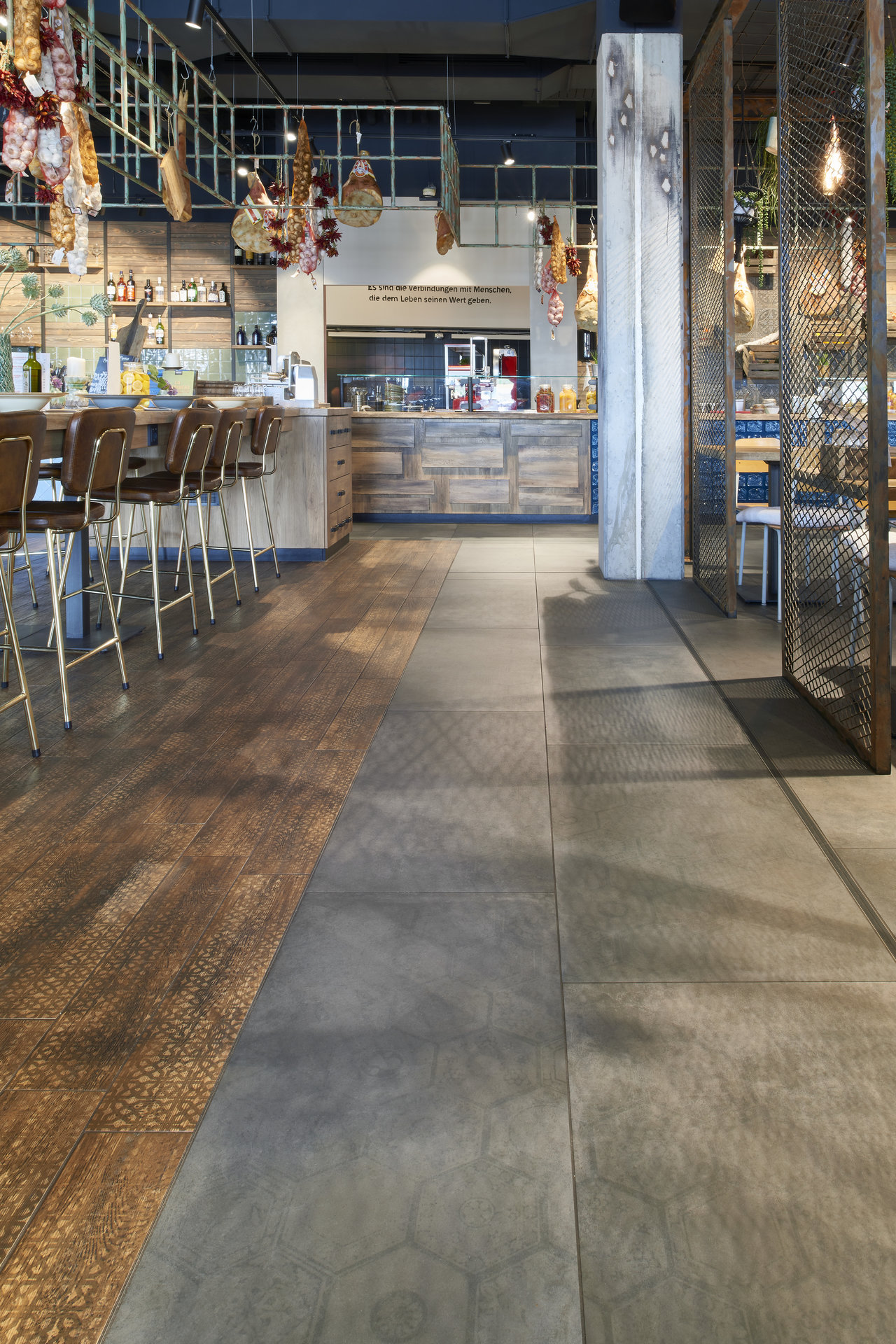 Indoor Tiles: Stylish combination of wood-look and concrete-look tiles in a modern design.
