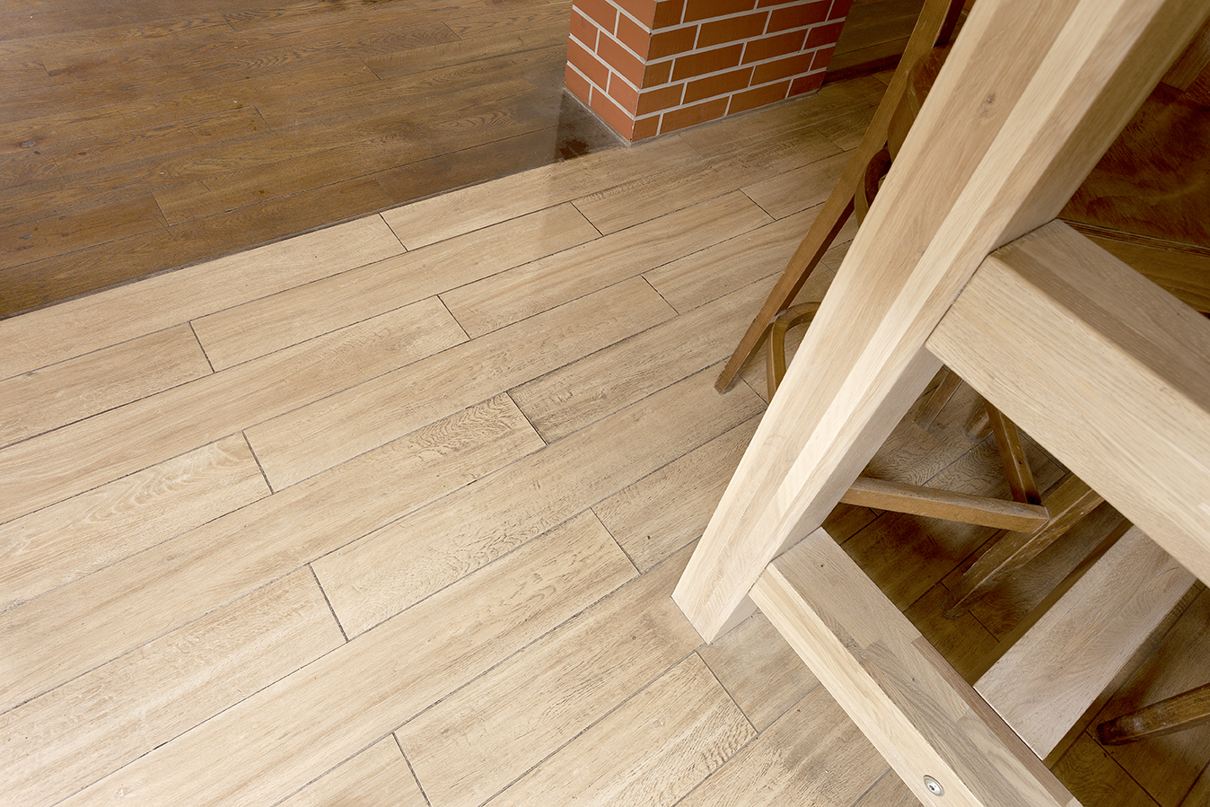 Light wood-effect porcelain tiles for indoor use.