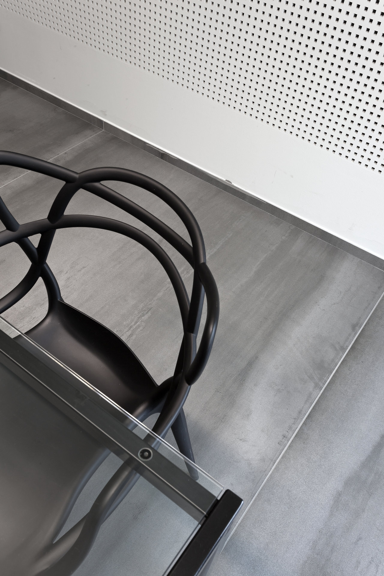 High-quality grey concrete-look tiles for modern interiors.