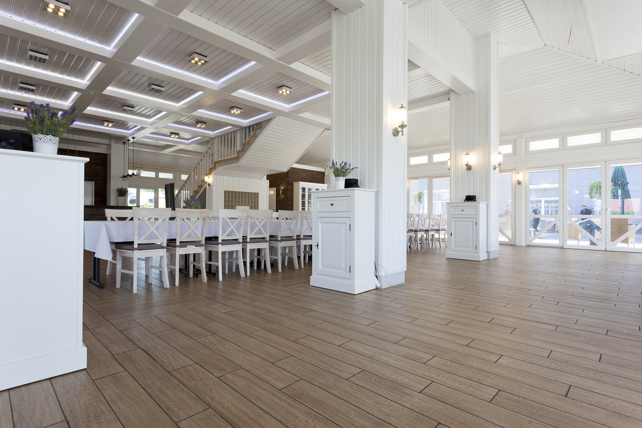 High-quality wood-look tiles in a bright, spacious interior.