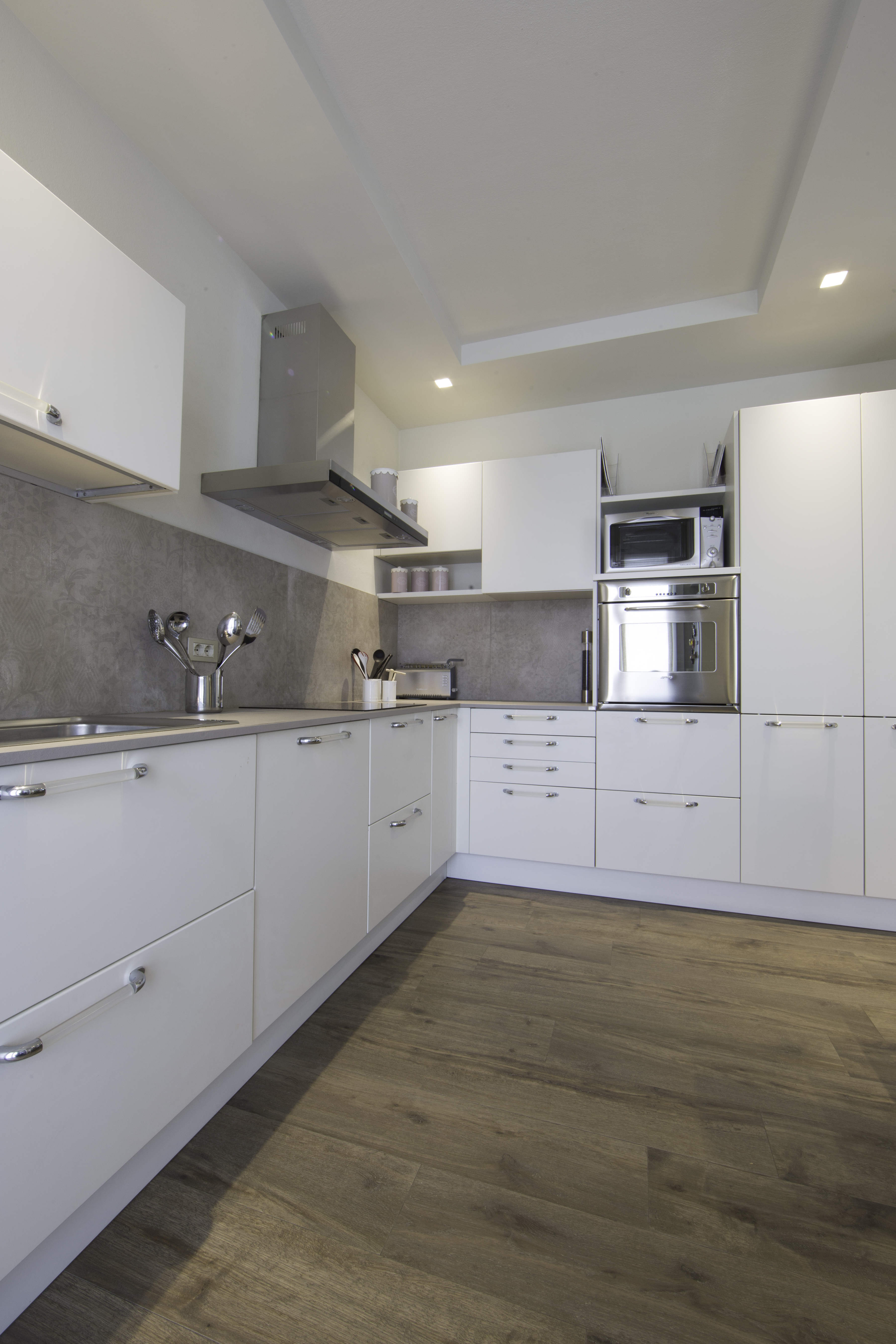 Bright kitchen with elegant wood-look tiles by Porcelaingres.
