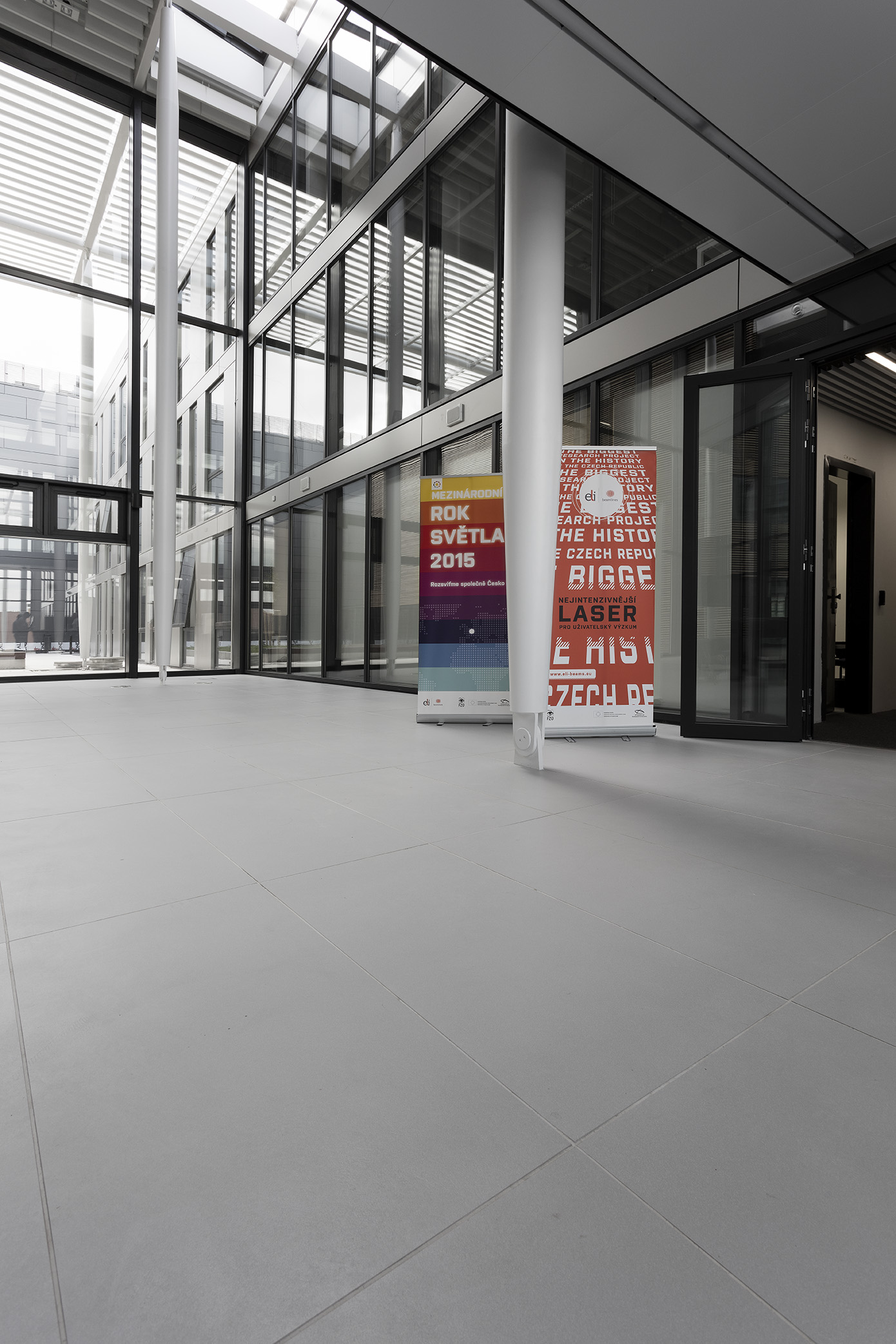 Large-format, light-grey Porcelaingres tiles in a modern interior.