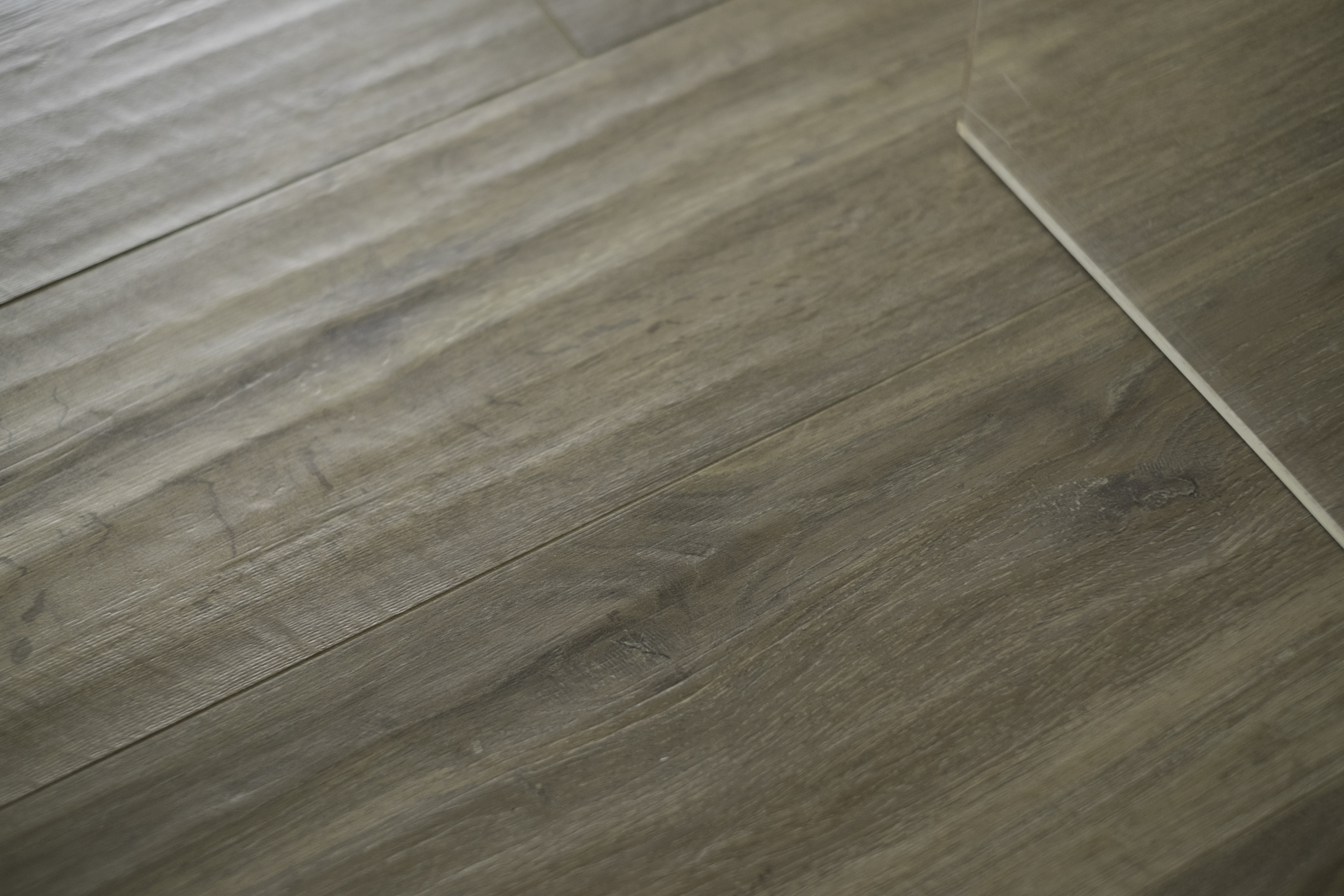 High-quality Porcelaingres tiles in grey wood look.