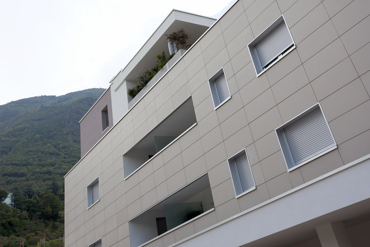 High-quality outdoor tiles on the facade of a modern house.