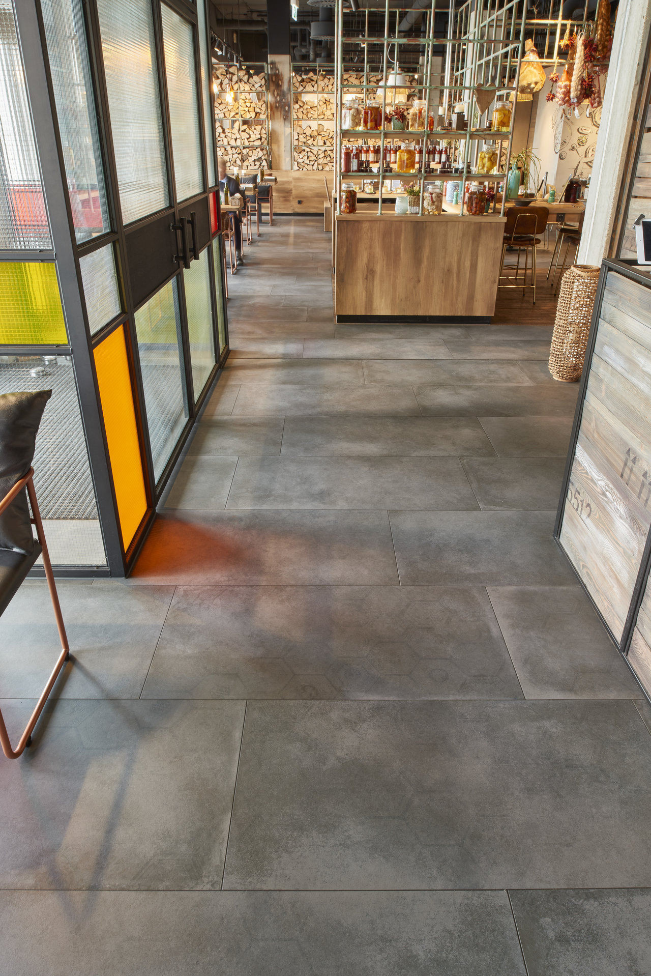 Porcelaingres: Dark grey large format tiles with an industrial look for modern interiors.