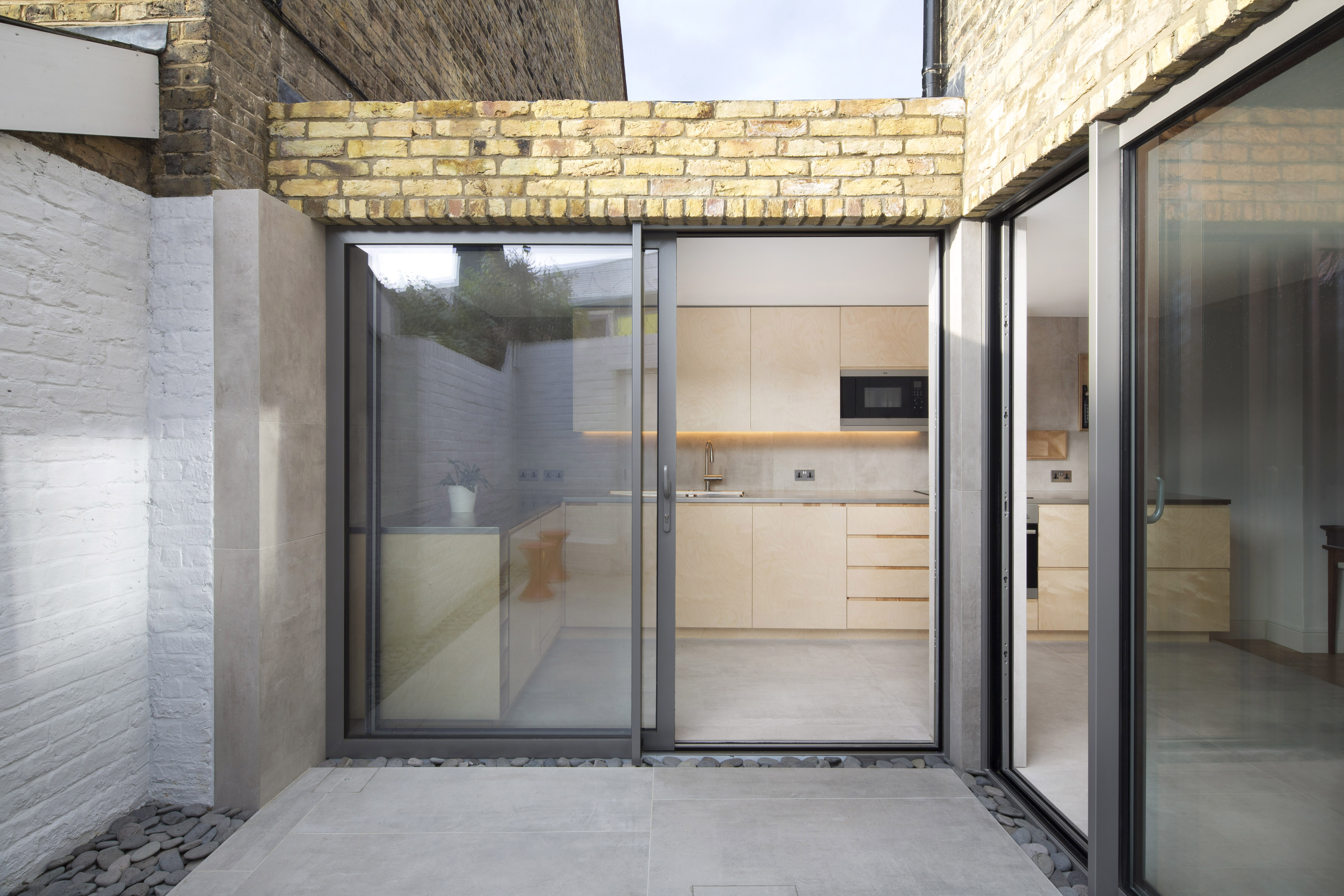 Light tiles on the terrace and in the kitchen for a harmonious transition.