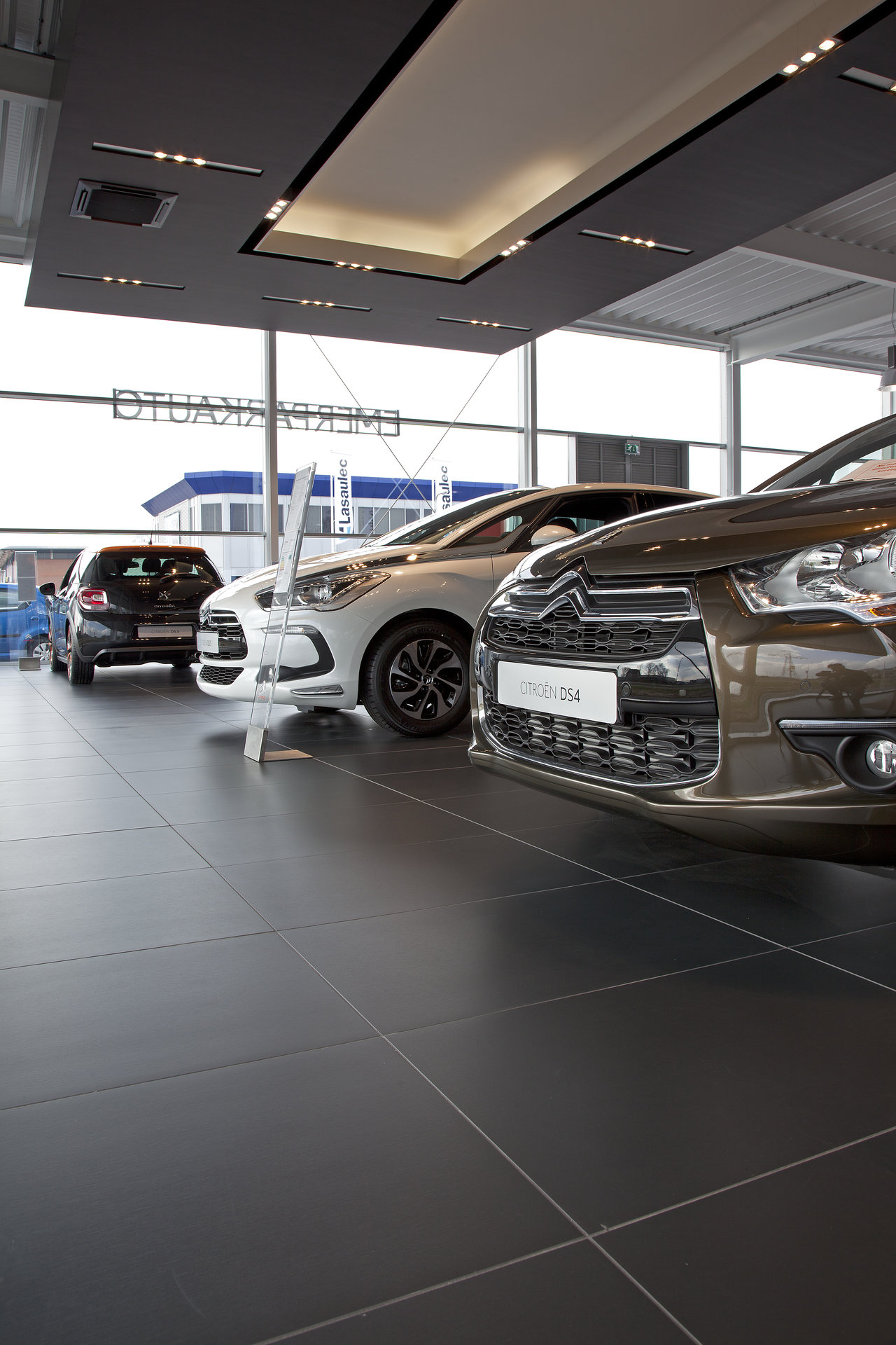 High-quality, large-format anthracite tiles in a car showroom.