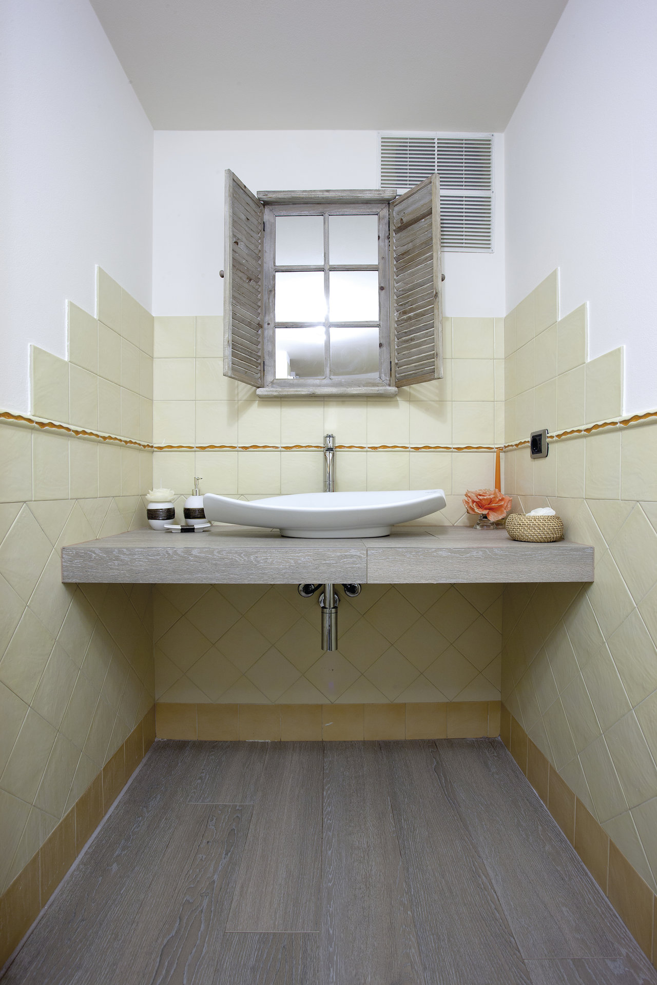 Stylish bathroom with cream-coloured wall tiles and grey wood-look floor tiles.