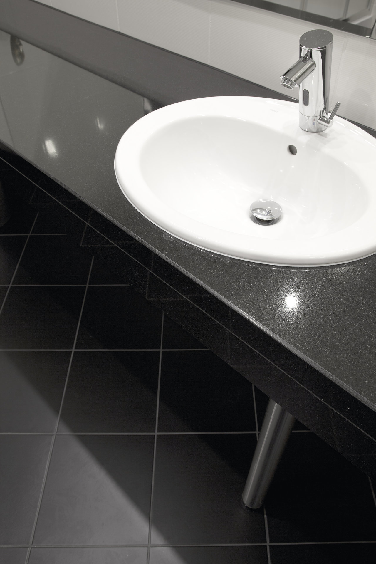 Black Porcelaingres floor tiles in a modern bathroom.