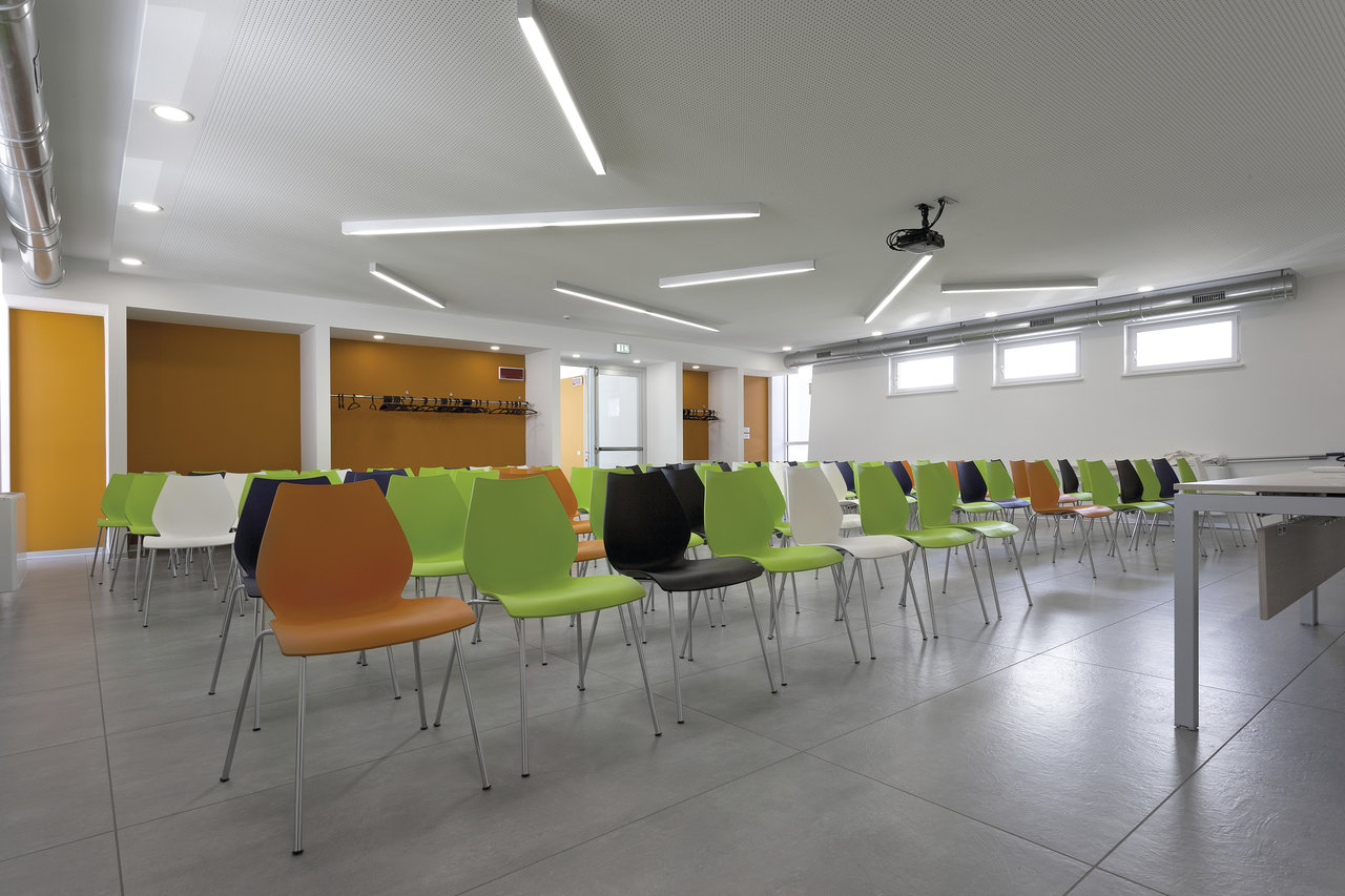 High-quality tiles in a modern training room with colourful seating.