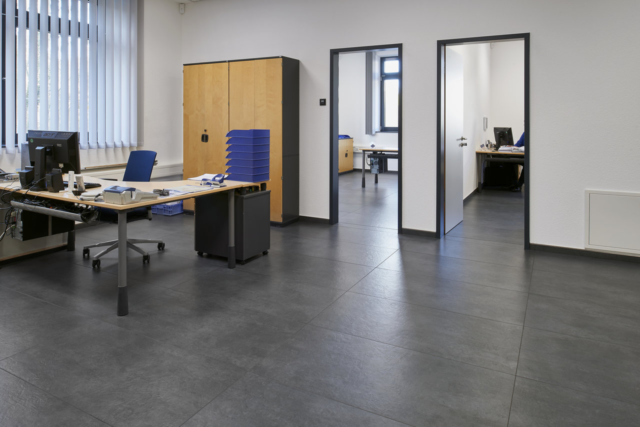 Modern office tiles in anthracite, hard-wearing and easy-care.