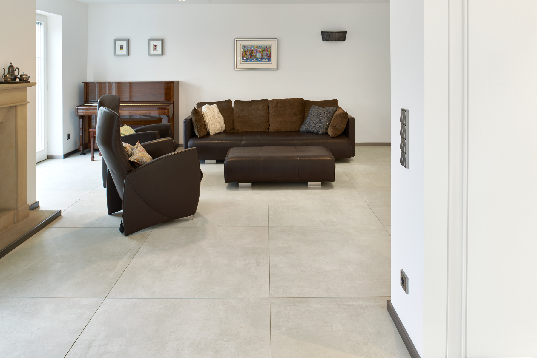 Light, large-format living room tiles for an elegant and modern ambience.