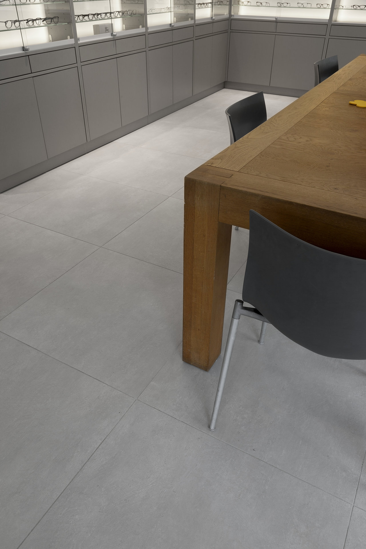 Light grey, large-format floor tiles, ideal for modern interiors.