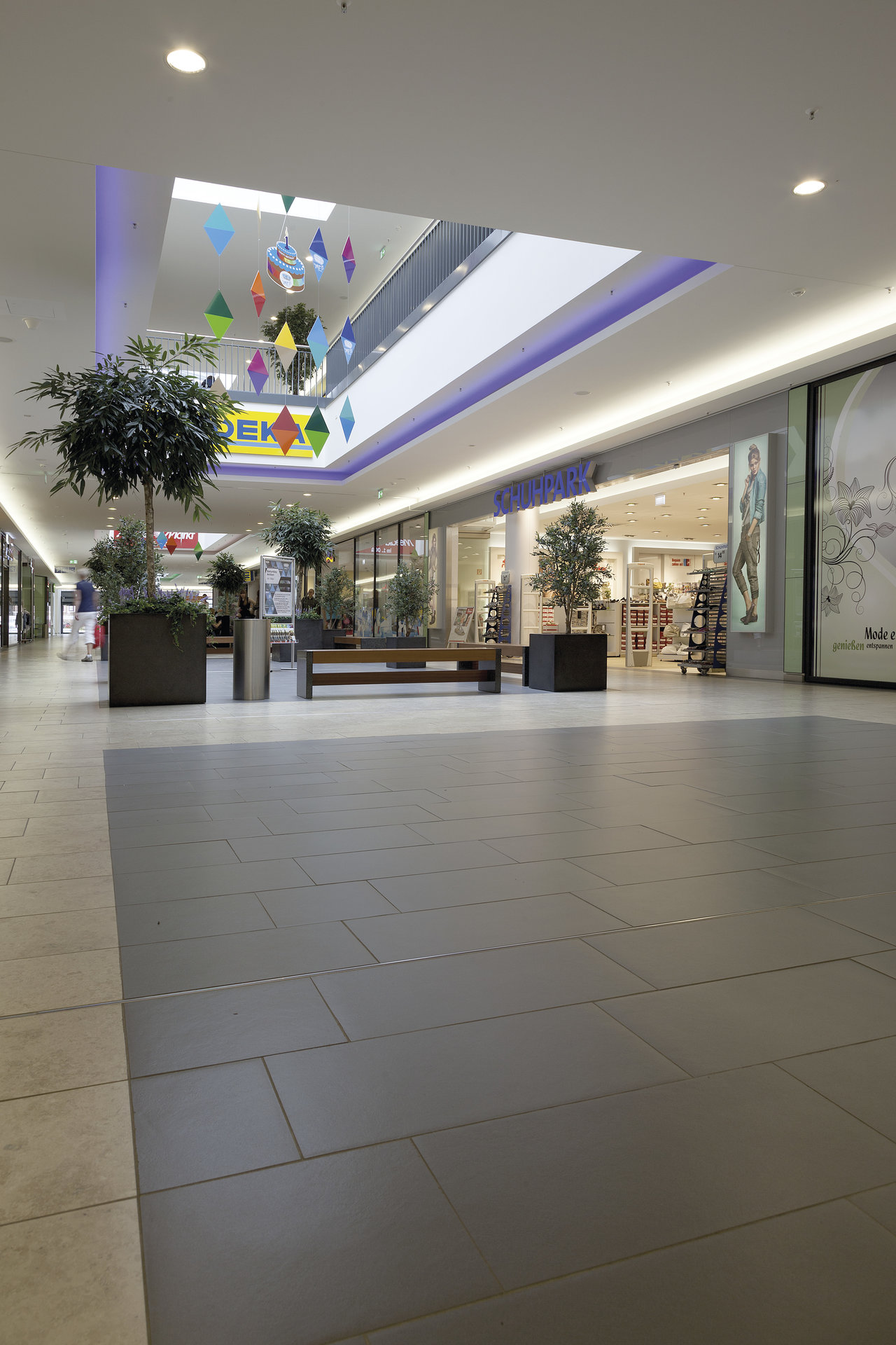 Large-format dark tiles for modern shopping centres, ideal for high-traffic areas.