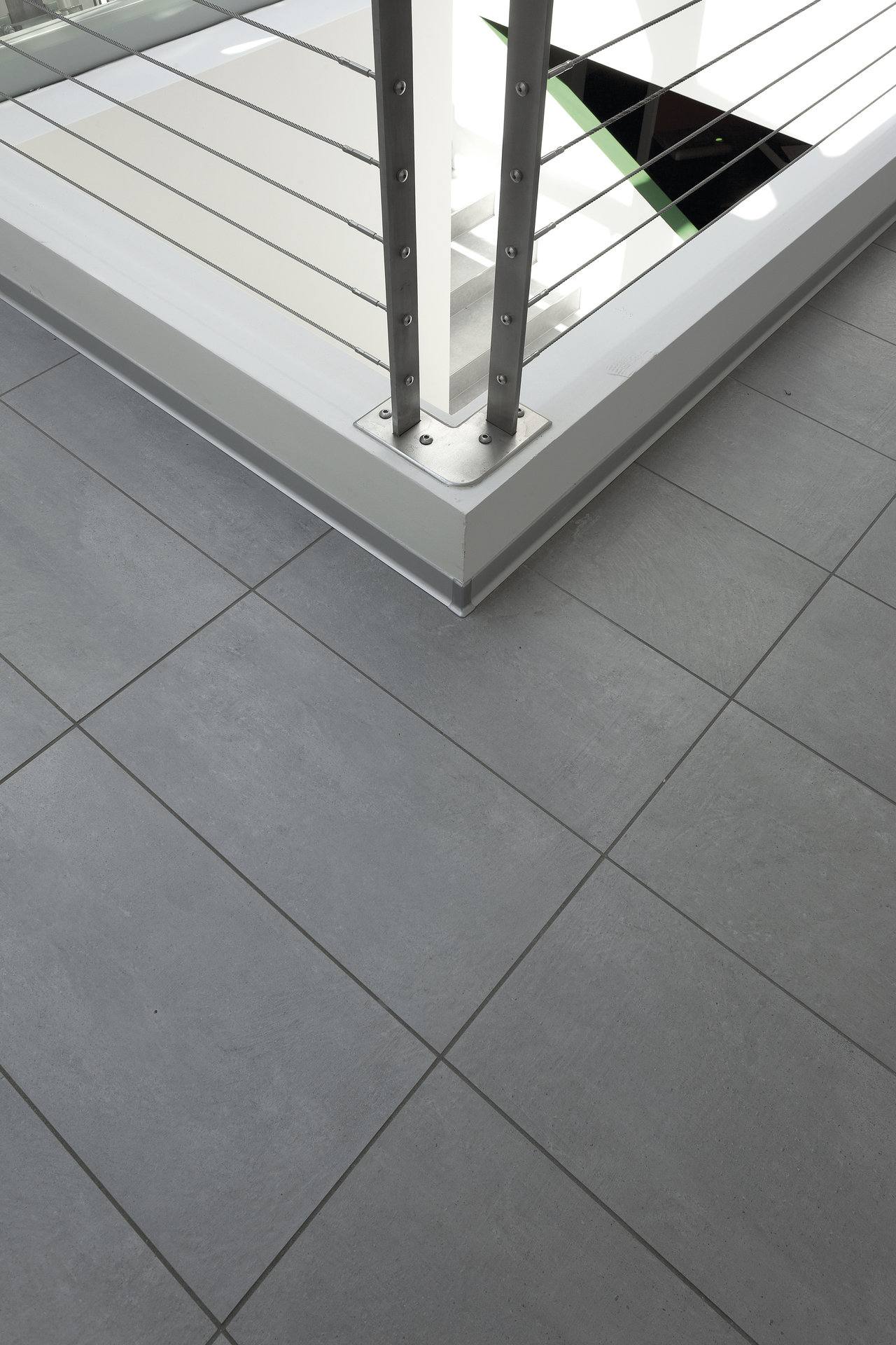Large-format grey porcelain tiles for a modern ambiance.
