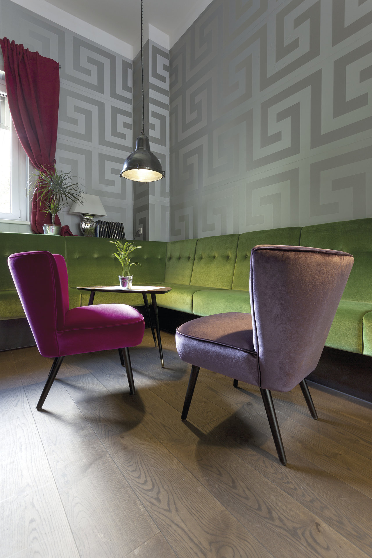 High-quality wood-look tiles for a modern and colourful interior.
