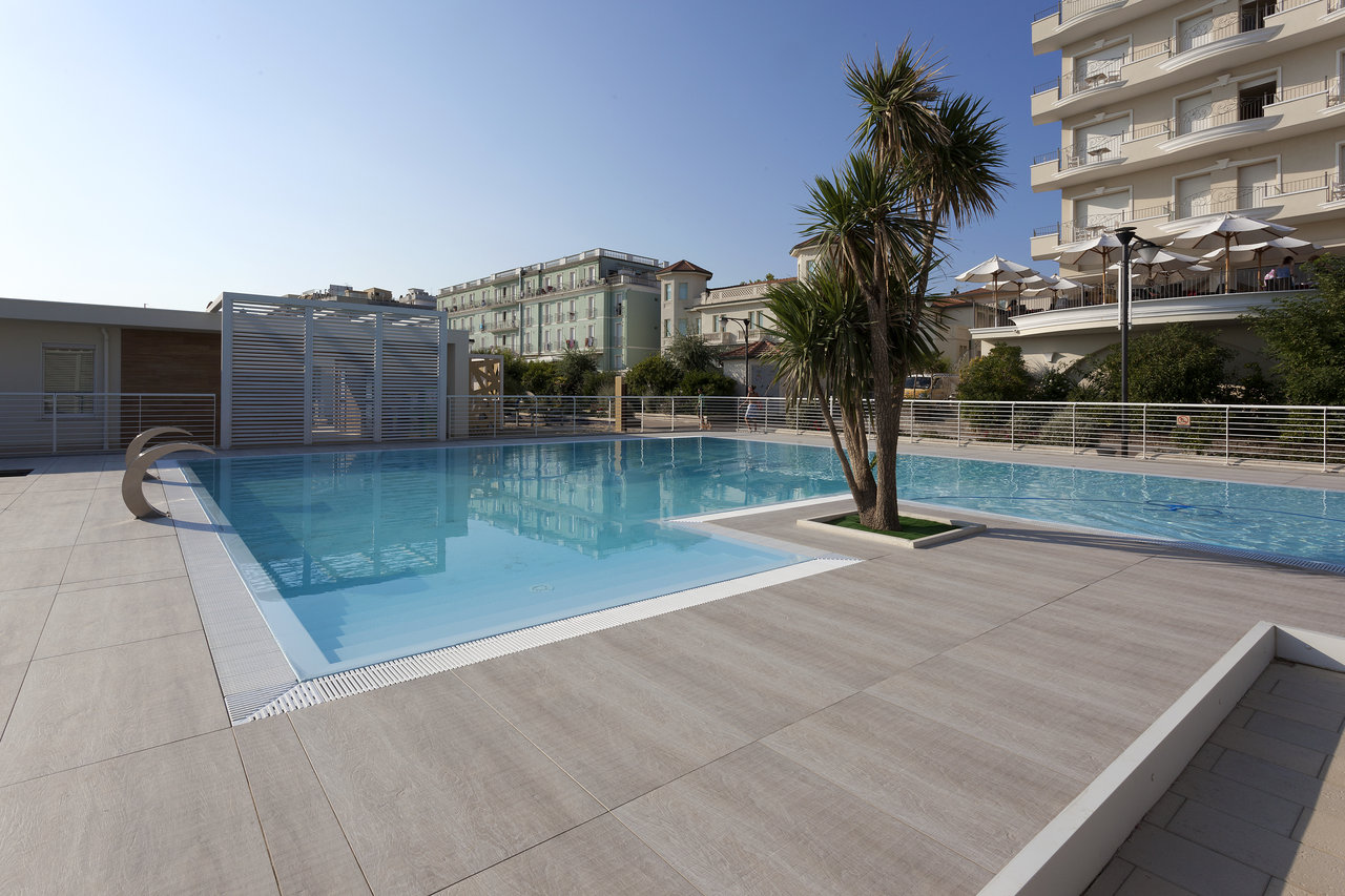High-quality light grey outdoor tiles for an elegant pool area.