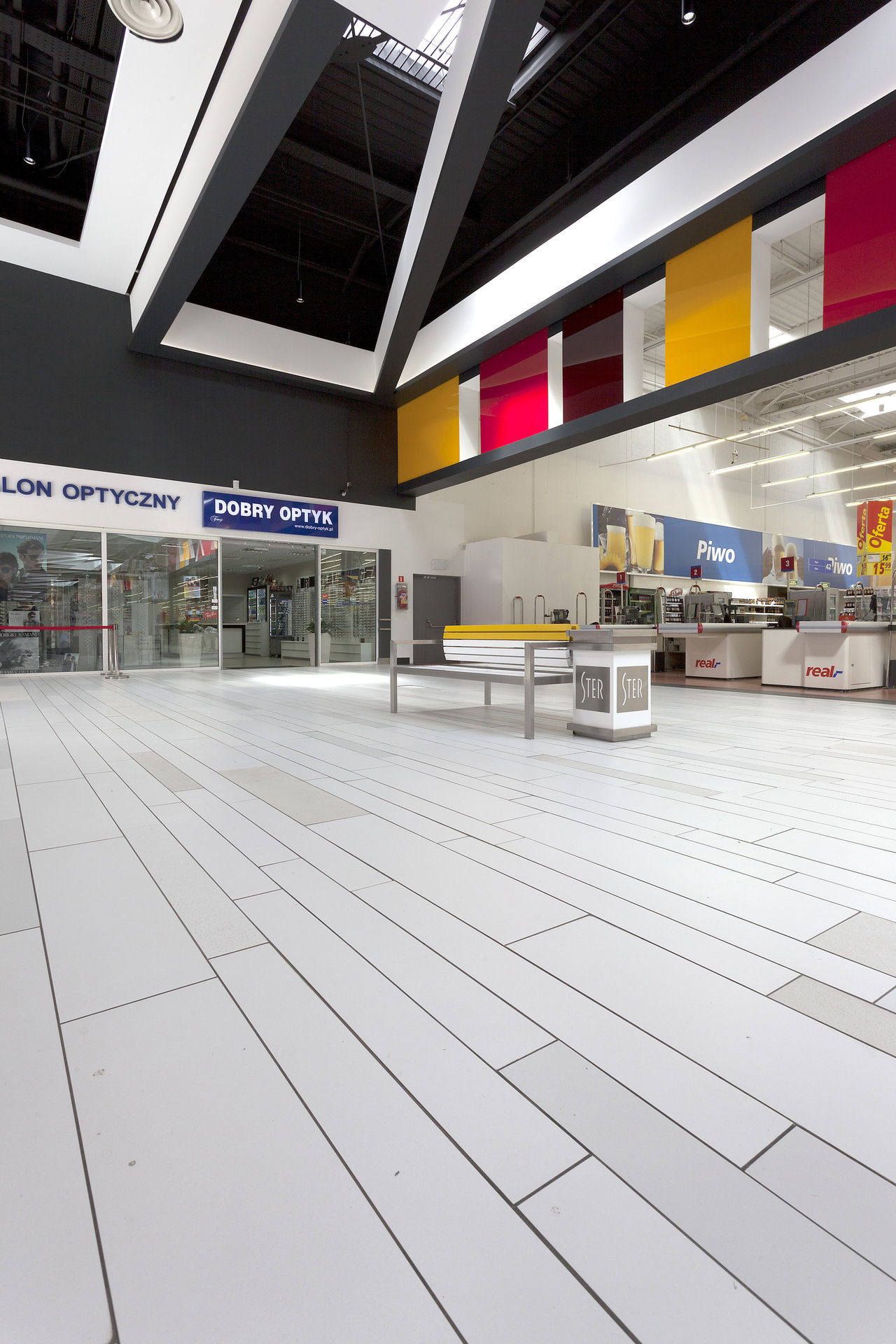 White-grey long-format porcelain stoneware tiles in a bright entrance.