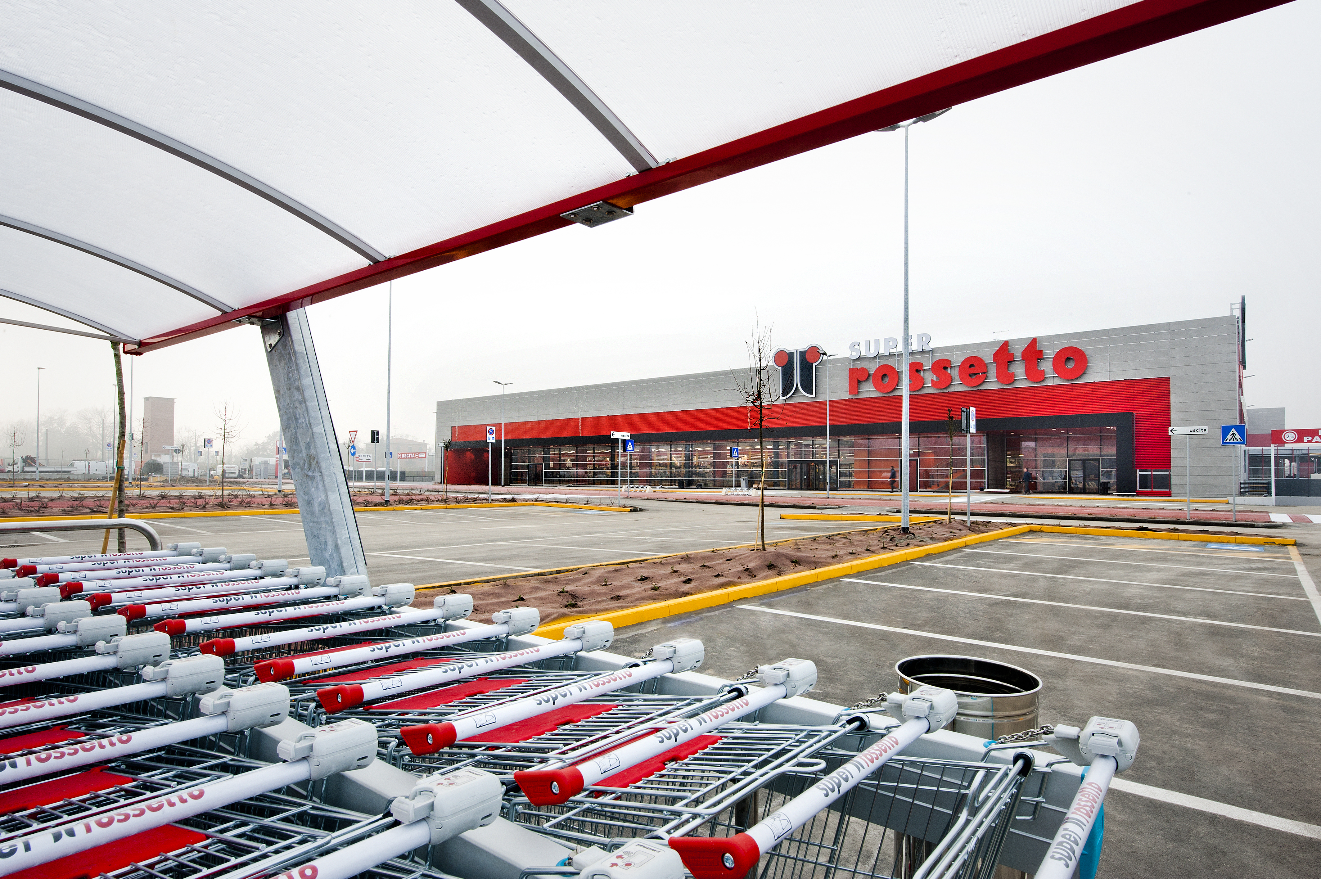 Trolley under a canopy in front of the Super Possetto supermarket.