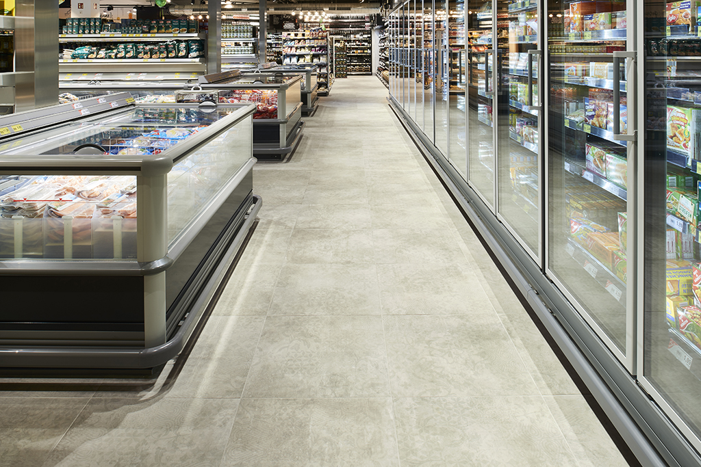 Bright, large-format tiles in a supermarket aisle – durable and modern.