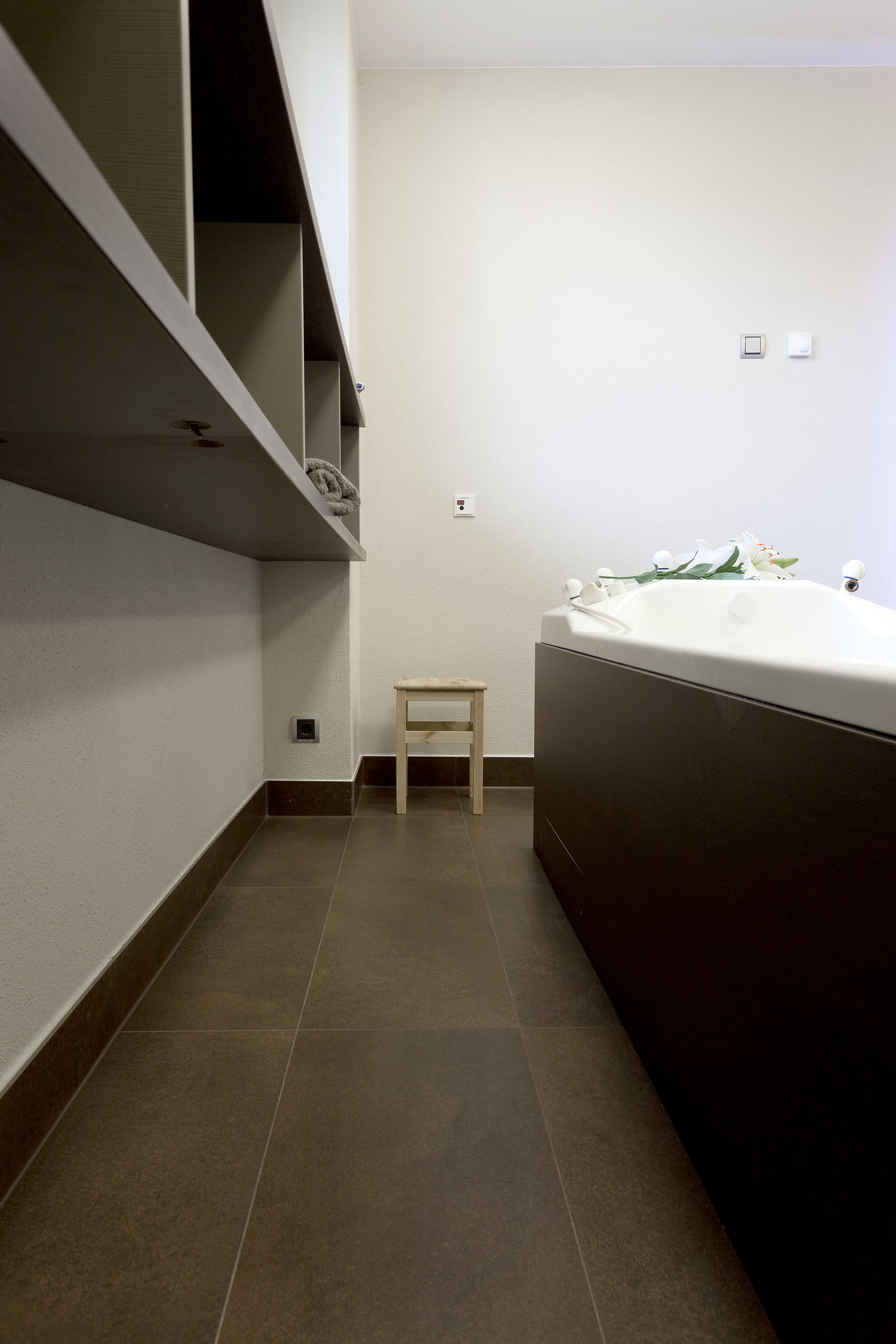 Modern, large-format dark brown floor tiles for a stylish bathroom ambiance.