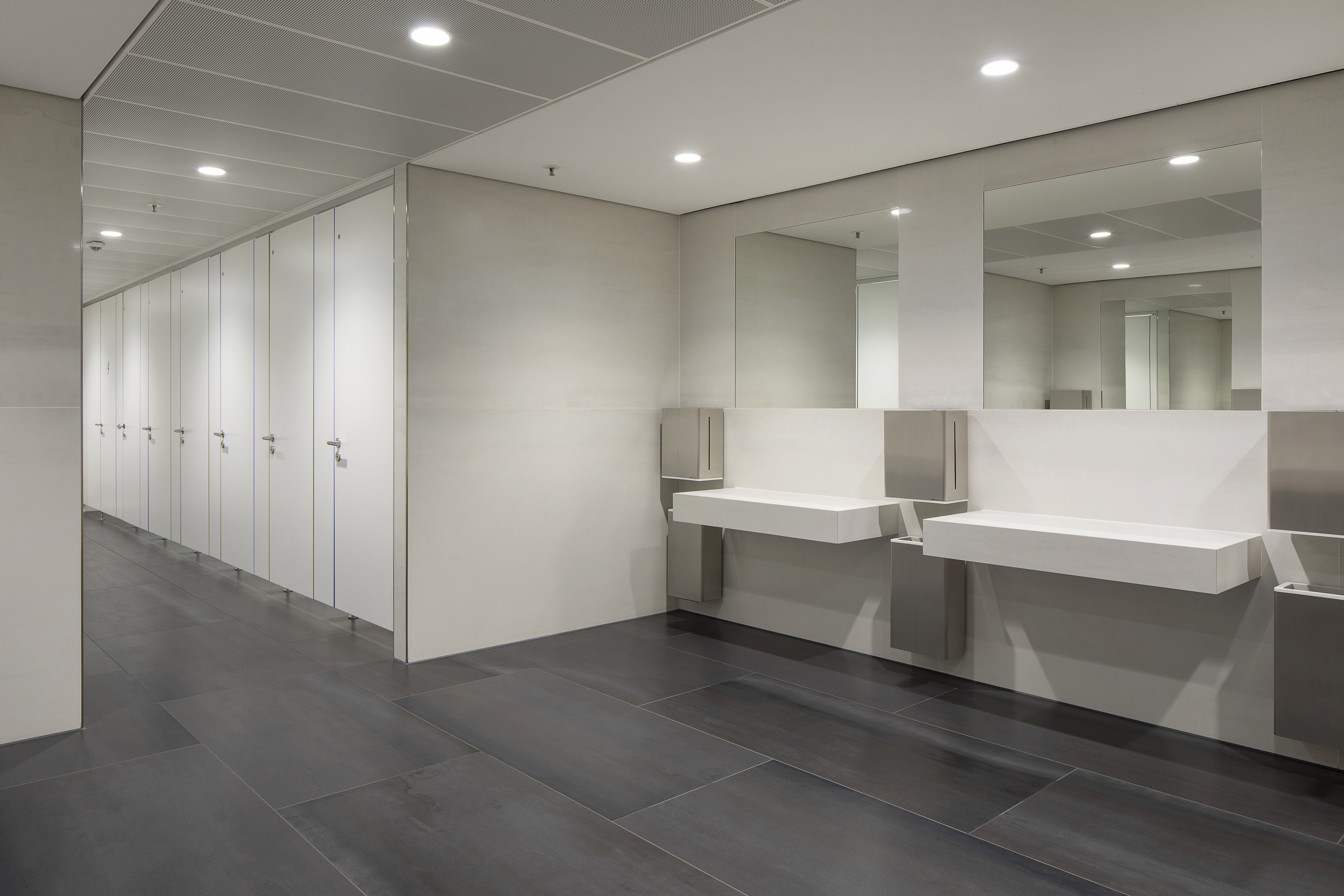 High-quality, large-format dark grey tiles in a modern WC area.