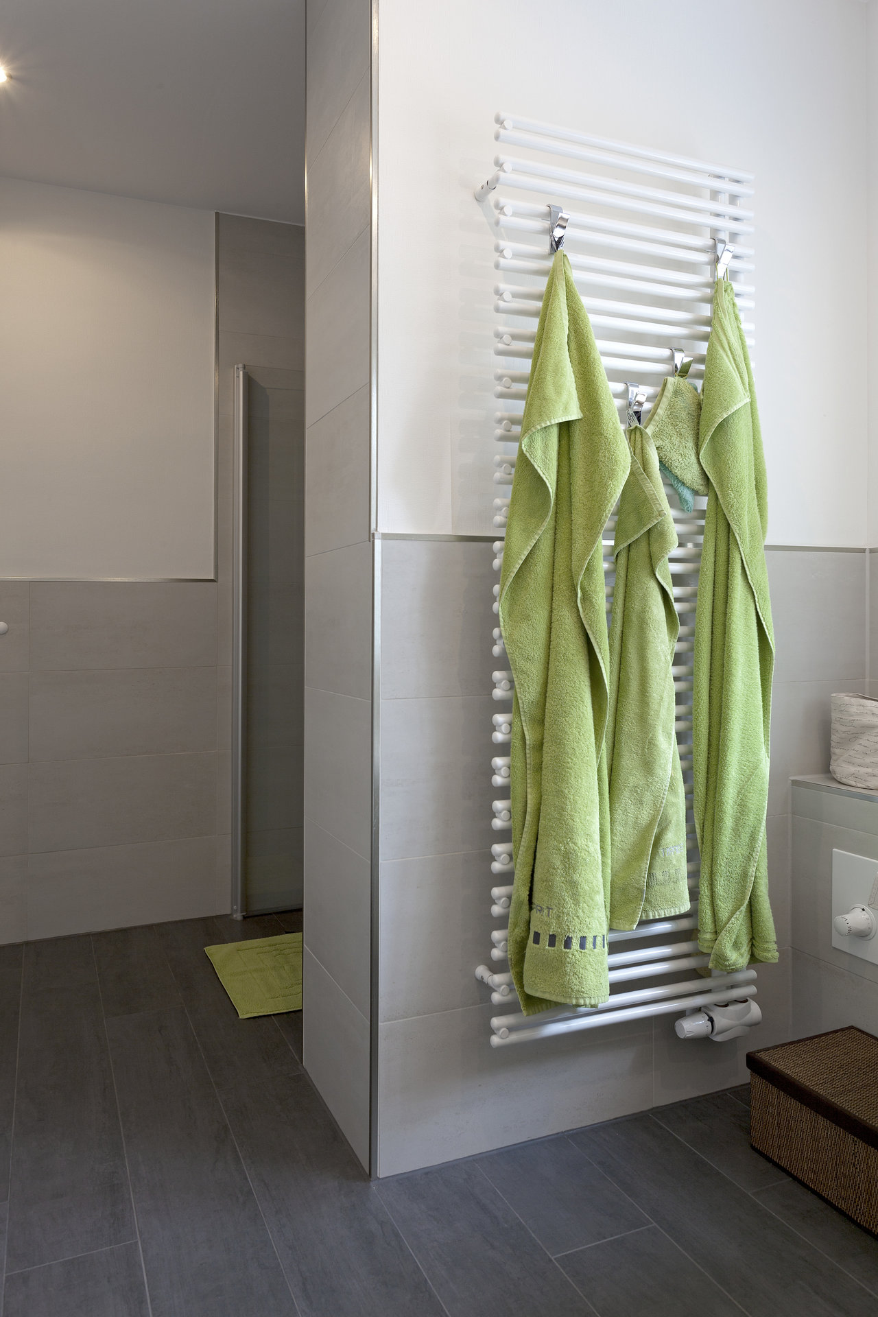 Stylish bathroom with dark wood-look floor tiles and light wall tiles.