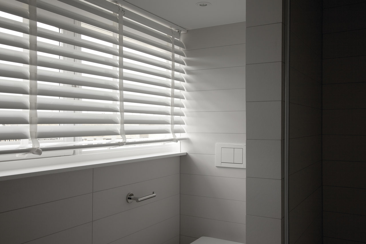 Modern bathroom with light, horizontally laid wall tiles.