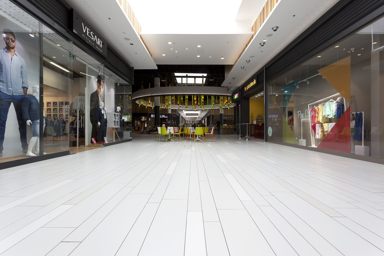 Elegant, light-coloured tiled floor in a modern shopping centre.