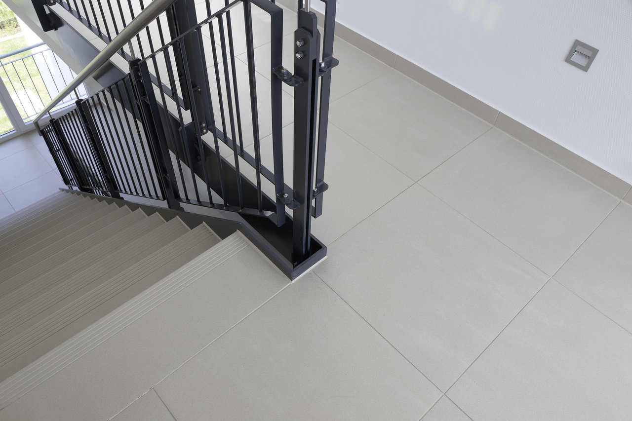 Timeless, light tiles for floor and stairs – ideal for modern interiors.