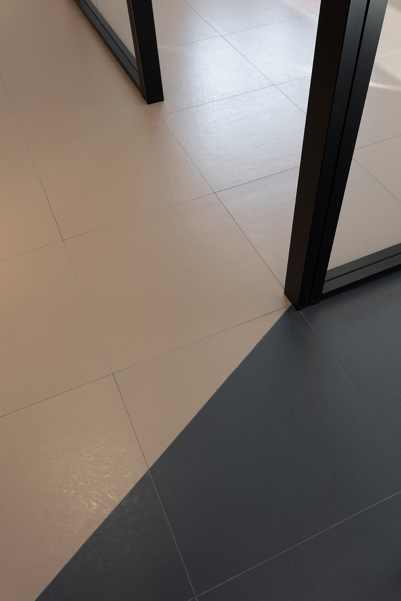 High-quality floor tiles in light beige and anthracite with a diagonal colour transition.