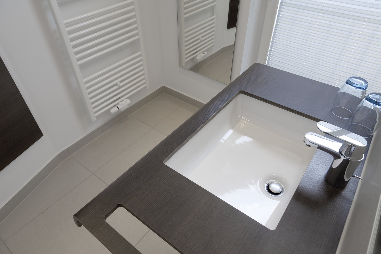 Modern, light grey floor tiles in a stylish bathroom.
